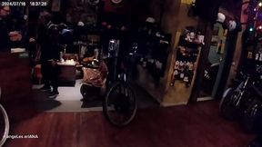 Entre en una bicicleteria y ped&iacute_ un favor anal.Sexo arriesgado.Facial .