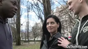 Zwarte lul vernielt haar kont, dan eet manlief schaamteloos crampie