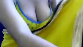 Desi bhabhi exposing big boobs on webcam