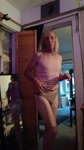 Mature CD Janis Wylde fresh out of the shower