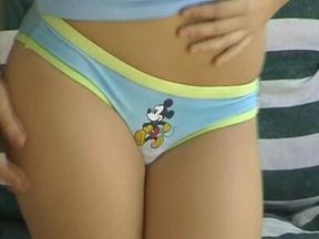 Doce Petite na calcinha do Mickey Mouse