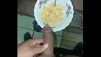 Sumiso hace cereal con orina para su ama