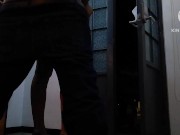 Jotita travesti recibiendo verga con la puerta abierta mientras los miran desde afuera con captions.