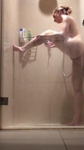 girl shaves and pees in the shower - Lady Bug