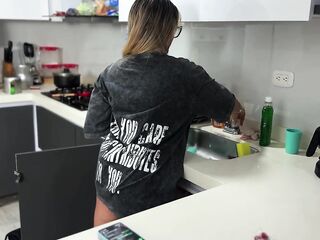 El fontanero me folla y me deja con el coño muy húmedo y abierto - JULIANA ROSE