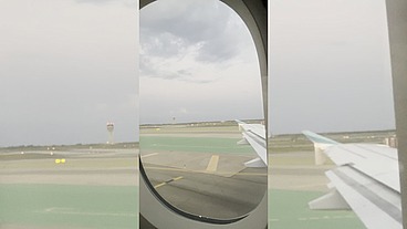 Le enseñé la polla en pleno vuelo y acabamos follando duro en el baño del avión