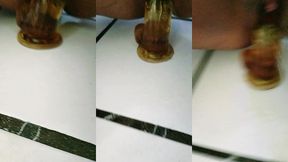 me pongo cachonda y me pongo a jugar con mi consolador sola asta terminar mojada