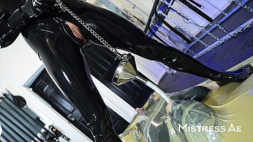 Vacbed Squirting: MistressAe having fun with tranluscent vacbed and funnel