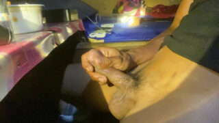 Секс без презерватива с участием молодых японских трансвеститов-любительниц в платьях и взрывной эякуляцией на лицо.