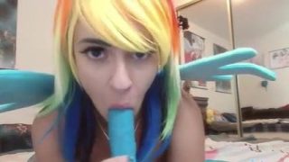 Schattige feeën-cosplayer met regenbooghaar bevredigt zichzelf met een dildo