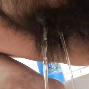 peeing and washing my vagina, the water dripping on my clitoris makes me very hot