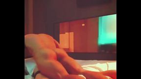 Mi vecino hetero culon me folla a pelo por primera vez en su casa despu&eacute_s de ver una pel&iacute_cula