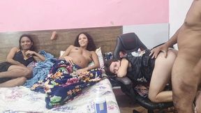 gravida de 09 meses, sem poder transar, chama as amigas para dar o cu para o marido.