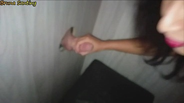 No glory hole, chupando e transando com estranhos.