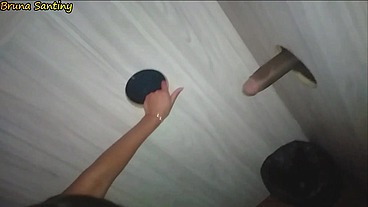 No glory hole, chupando e transando com estranhos.