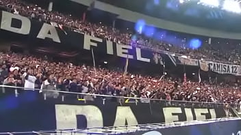 Peruano safadinho metendo a bola por traz do David Luis