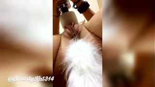 非常顺从的 Neko 荡妇，用球塞用玩具操自己