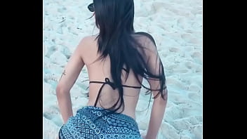 Gostosa Dan&ccedil_ando na praia
