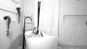 laetitia versace se dechaine...charme elegance nb,sexe no limit