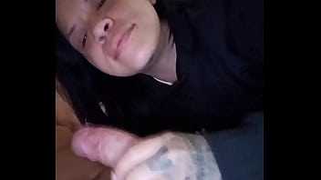 Mi hermanastro me obliga a chuparle la poya despu&eacute_s que nos deja. Solos