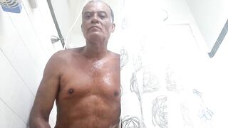 Hot amateur Sun Gina gives a kinky anal handjob to GUGU Da Sun Gina in the tub