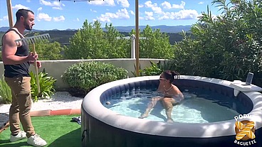 Pipes dans le jacuzzi et levrette sur le canapé, le gros programme d'Elektra, 22ans !