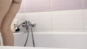 Amateur wife shaves her pussy hair.