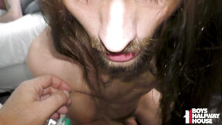 Rå POV blowjob og deep throat fra ivrig ung luder fører til stor pik bareback anal