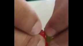 Chica se desnuda en la cara de su suegro y se termina corriendo en ella