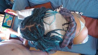 Ebony skolflicka cosplayer spelar Nintendo Switch medan hon suger och knullar