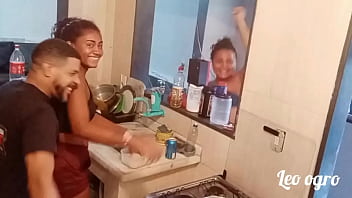 Na cozinha onde come&ccedil_ou toda a putaria com Myllena Rios