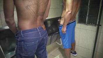 Petrick Garcia fodendo gostoso no banheiro com um desconhecido