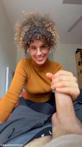 Deze MILF neukt nadat ze je betrapt heeft met een aftrek .