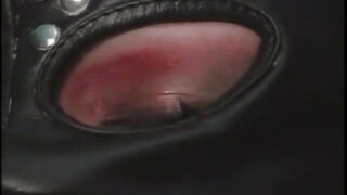 Mya Diamond vestida de látex recibe doble penetración anal en un trío caliente