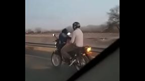 Fodendo com moto andando