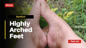 Roxan and the high arches of her feet (3)