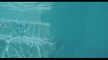 Il vient mater ma chatte pendant que je fais la sieste au soleil