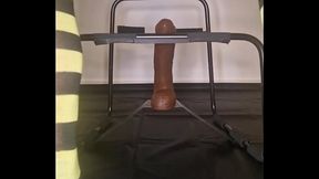 O meu esp&oacute_lio monta um vibrador na cadeira de sexo com um grande vibrador preto no cu