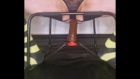 O meu esp&oacute_lio monta um vibrador na cadeira de sexo com um grande vibrador preto no cu