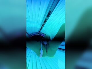 Squirting in tanning daybed