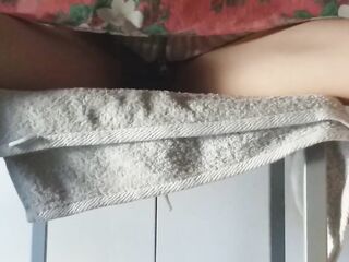 Bambolina Piccolina di nascosto spiata si tocca sotto il tavolo