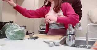 料理中の彼女の胸を後ろから揉みまくってウーマナイザーの吸うやつで乳首を攻めまくったら喘ぎ声がすごい 素人カップル/日本人/個人撮影