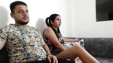 Me meto la polla por la boca de la hermosa madrastra de mi amiga y me la chupa esta sola en casa