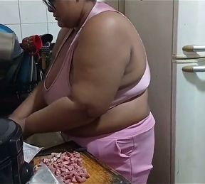 Stepmother in the Kitchen, Fucking Until She Gets a Lot of Cum in Her Mouth.