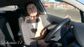 nue en voiture je vais en ville faire des courses