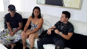 La cachonda de la madrastra  de mi mejor amigo me da una mamada mientras el esta en la sala Parte 1