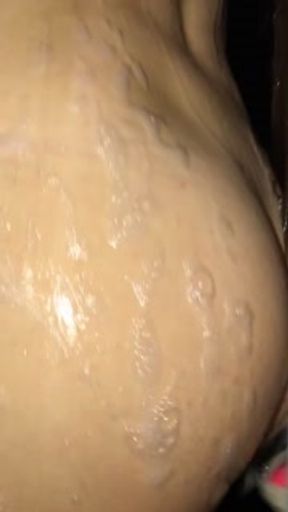 Spionerer på mig i badet. Smuk pige viser fisse og bryster i saunaen. Amatør show