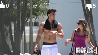 Seggnyalás – nagy seggű Kimmy Granger kemény anális szexet kap