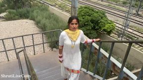 After returning from the market, the beautiful village bhabhi started teasing me Hindi Dirty talk ShrutiLiveCum