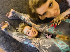 Alt punk girls Anuskatzz and Eden share a tattooed cock